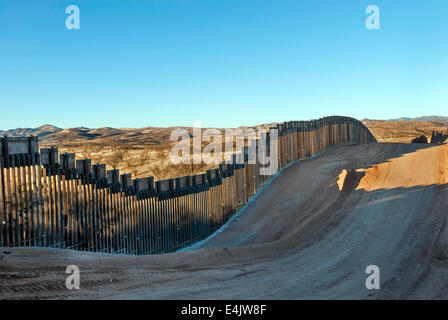 Massive uns Grenzzaun, betrachtet ungefähr sieben Meilen östlich von Nogales, Arizona USA, von uns Seite Stockfoto