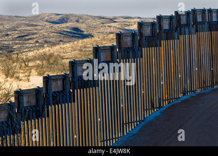 Massive US-Grenzzaun an Grenze zu Mexiko, ungefähr 6 Meilen östlich von Nogales, Arizona, USA Stockfoto
