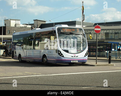 Ein erster Hampshire Bus die Hard interchange in Portsmouth, Hampshire, England Stockfoto