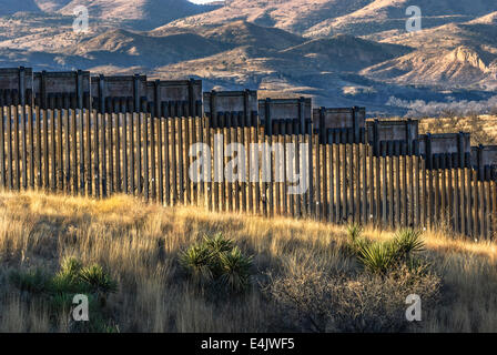 Massive 16 Fuß hohen US-Grenzzaun an Grenze zu Mexiko, ungefähr 6 Meilen östlich von Nogales, Arizona, USA, Blick nach Süden nach Mexiko Stockfoto