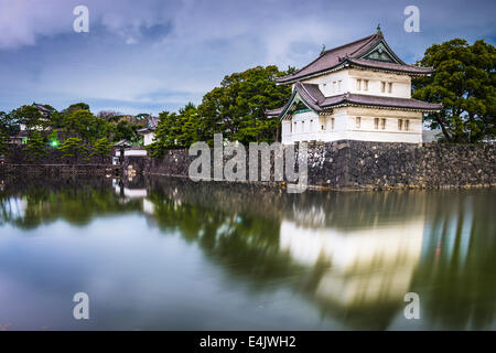 Tokyo, Japan Imperial Palace äußeren Graben in der Nacht. Stockfoto