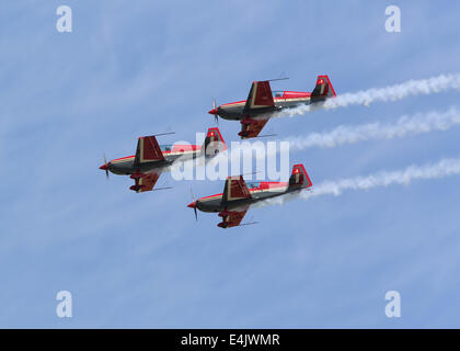 Fairford, Gloucs, UK. 12. Juli 2014. Royal Jordanian Falcons Kunstflugstaffel der Extra 300L Flugzeuge fliegen in 2014 Royal International Air Tattoo 2014 am 12. Juli bei der RAF Fairford Credit: Niall Ferguson/Alamy Live News Stockfoto