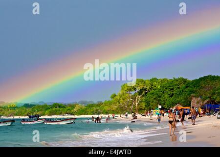 Ein Regenbogen in die Karibik-Strände. Playa Blanca. Cartagena de Indias, Kolumbien. Stockfoto