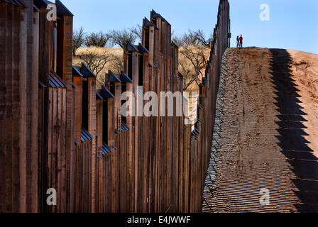 Massive US-Grenzzaun an Grenze zu Mexiko, ungefähr 6 Meilen östlich von Nogales, Arizona, USA, auf der Suche west, von US-Seite gesehen Stockfoto