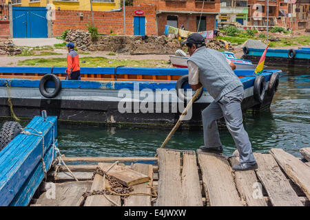 Bus auf einer Fluss-Fähre an der Meerenge von Tiquina, Bolivien. Stockfoto