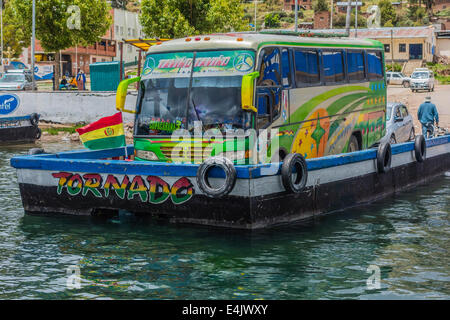 Bus auf einer Fluss-Fähre an der Meerenge von Tiquina, Bolivien. Stockfoto