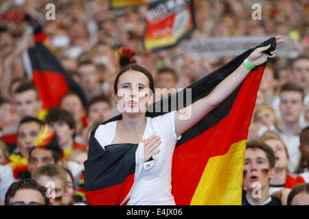 Frankfurt am Main, Deutschland. 13. Juli 2014. Deutschen Fans singen die deutschen nationalen Antheme. 50,000 Fans sahen die 2014 FIFA Soccer World Cup-Finale zwischen Deutschland und Argentinien in der Frankfurter Commerzbank-Arena auf Europas größten World Cup Bildschirm (412 qm). Bildnachweis: Michael Debets/Pacific Press/Alamy Live-Nachrichten Stockfoto