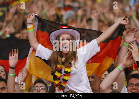 Frankfurt am Main, Deutschland. 13. Juli 2014. Deutsche Fans feiern während des Wartens auf das Spiel zu starten. 50,000 Fans sahen die 2014 FIFA Soccer World Cup-Finale zwischen Deutschland und Argentinien in der Frankfurter Commerzbank-Arena auf Europas größten World Cup Bildschirm (412 qm). Bildnachweis: Michael Debets/Pacific Press/Alamy Live-Nachrichten Stockfoto