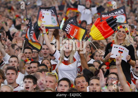 Frankfurt am Main, Deutschland. 13. Juli 2014. Deutsche Fans feiern während des Wartens auf das Spiel zu starten. 50,000 Fans sahen die 2014 FIFA Soccer World Cup-Finale zwischen Deutschland und Argentinien in der Frankfurter Commerzbank-Arena auf Europas größten World Cup Bildschirm (412 qm). Bildnachweis: Michael Debets/Pacific Press/Alamy Live-Nachrichten Stockfoto