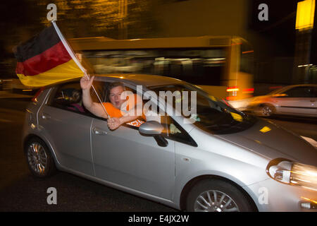 Mülheim/Ruhr, Deutschland. 14. Juli 2014. Deutsche feiern die Fußball-Weltmeisterschaft in Brasilien zu gewinnen. Foto: Nick Savage/Alamy Live-Nachrichten Stockfoto