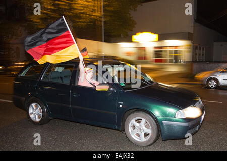 Mülheim/Ruhr, Deutschland. 14. Juli 2014. Deutsche feiern die Fußball-Weltmeisterschaft in Brasilien zu gewinnen. Foto: Nick Savage/Alamy Live-Nachrichten Stockfoto