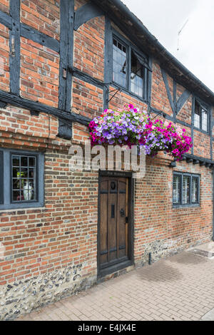 Gemauerte halbe Fachwerkhaus Reihenhaus Ferienhaus Stadthaus mit hängenden Körben in Henley-on-Thames, Oxfordshire, Vereinigtes Königreich Stockfoto