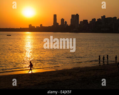 Menschen auf Chowpatty Beach bei Sonnenuntergang in Mumbai Stockfoto