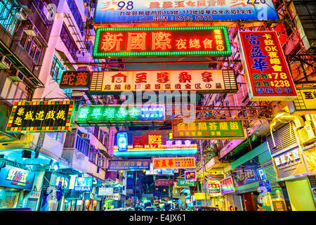 HONG KONG, CHINA - 16. Mai 2014: Zeichen die Nacht erhellen in Kowloon. Hong Kong ist bekannt für die unzähligen Neonröhren lo Stockfoto