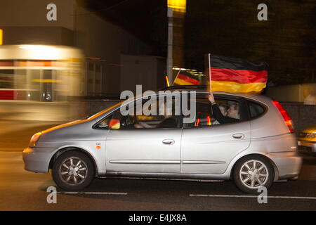 Mülheim/Ruhr, Deutschland. 14. Juli 2014. Deutsche feiern die Fußball-Weltmeisterschaft in Brasilien zu gewinnen. Foto: Nick Savage/Alamy Live-Nachrichten Stockfoto