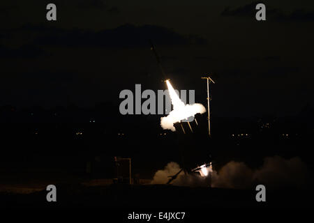 Grenze zum Gazastreifen, israelische Stadt Gaza grenzt. 13. Juli 2014. Eine Iron Dome Raketenabwehrschild System wird ausgelöst, um die Raketen aus Gaza-Stadt, in der Nähe von Ashdod, südlichen israelischen Stadt Gaza, am 13. Juli 2014 an der Grenze abzufangen. © GPO/Kobi Gideon/Xinhua/Alamy Live-Nachrichten Stockfoto