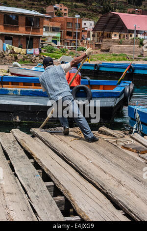 Bus auf einer Fluss-Fähre an der Meerenge von Tiquina, Bolivien. Stockfoto