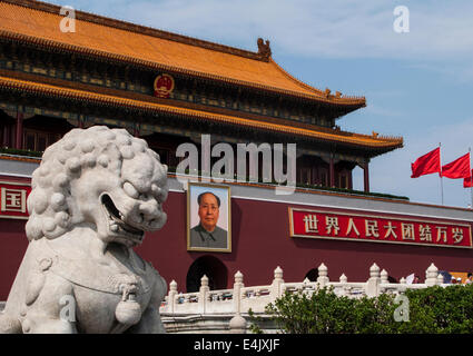 Verbotene Stadt auf dem Tiananmen-Platz mit Guardian Lion und Mao Zedongs Porträt Stockfoto