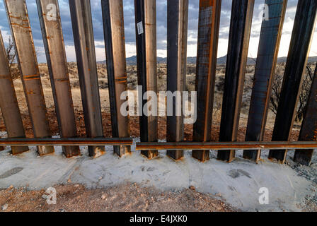 Nahaufnahme der massiven US Grenzzaun an Grenze zu Mexiko, ungefähr 6 Meilen östlich von Nogales, Arizona, USA Stockfoto