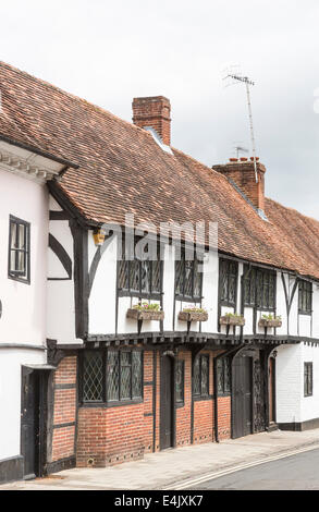Traditionellen schwarzen und weißen halbe Fachwerkhaus und weiß getünchten terrassenförmig angelegten Ferienhäuser in Freitag Street, Henley-on-Thames, Oxfordshire, Vereinigtes Königreich Stockfoto