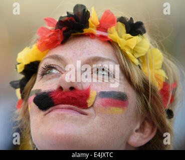 Rio De Janeiro, Brasilien. 13. Juli 2014. Ein Deutschland Fan blickt auf während des Endspiels zwischen Deutschland und Argentinien 2014 FIFA World Cup im Estadio Do Maracana-Stadion in Rio De Janeiro, Brasilien, am 13. Juli 2014. Bildnachweis: Yang Lei/Xinhua/Alamy Live-Nachrichten Stockfoto