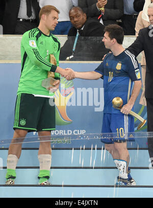 Rio De Janeiro, Brasilien. 13. Juli 2014. Torhüter Manuel Neuer von Deutschland (L) und Lionel Messi Argentinien schüttelt die Hand nach der Verleihung als bester Torhüter mit dem Goldenen Handschuh und der beste Spieler mit dem goldenen Ball nach der FIFA Weltmeisterschaft 2014 Finale zwischen Deutschland und Argentinien im Estadio Do Maracana in Rio De Janeiro, Brasilien, 13. Juli 2014. Foto: Marcus Brandt/Dpa/Alamy Live News Stockfoto