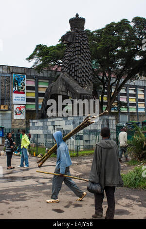 Menschen vor dem Löwen von Juda Denkmal in Addis Ababa, Äthiopien Stockfoto