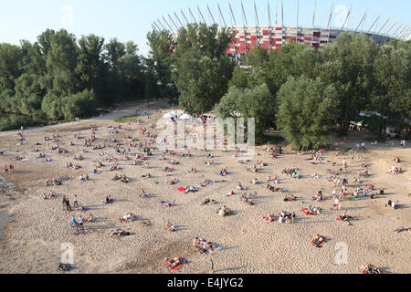 Die Ufer der Weichsel in Warschau, wo die Einheimischen vor dem Nationalstadion Sonnen Stockfoto