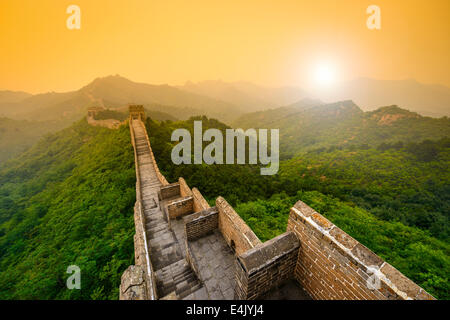 Great Wall Of China. Unrestaurierten Abschnitte bei Jinshanling. Stockfoto