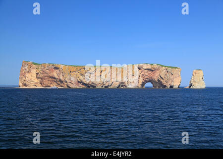 Perce Rock gesehen auf dem Seeweg, Quebec, Kanada Stockfoto