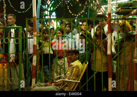 Leistungen während der Kamel Messe in Rajasthan Stockfoto