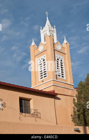 Der Kirchturm von San Felipe de Neri Church steht hoch im Zentrum der Altstadt in Albuquerque.  Die Kirche wurde im Jahre 1706 errichtet. Stockfoto