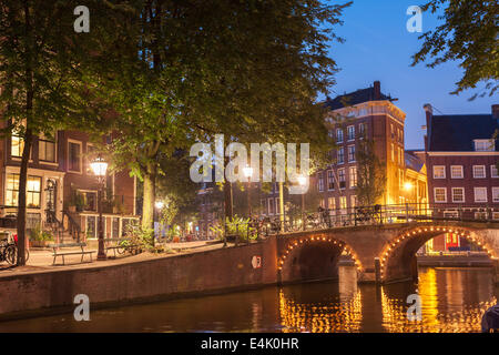 Amsterdamer Kanal für Liebespaare aus der Fehler in unserer Stars-TFiOS auf dem Leidsegracht Kanal in der Nacht Abend Amsterdamer Grachten Stockfoto