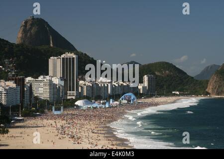 Rio De Janeiro, Brasilien. 13. Juli 2014. 2014 FIFA World Cup Brasilien. Gesamtansicht der FIFA Fan Fest am Strand der Copacabana vor dem Endspiel zwischen Deutschland und Argentinien. Mehrere tausend Fans sahen das Spiel auf zwei großen Bildschirmen am Strand. Zuckerhut ist im Hintergrund zu sehen. Rio De Janeiro, Brasilien, 13. Juli 2014. Bildnachweis: Maria Adelaide Silva/Alamy Live-Nachrichten Stockfoto