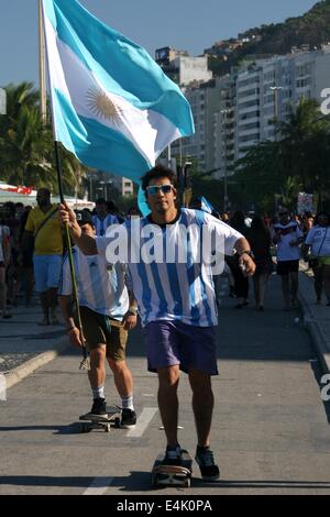 Rio De Janeiro, Brasilien. 13. Juli 2014. 2014 FIFA World Cup Brasilien. Argentinischer Fan am Copacabana-Strand vor dem abschließenden Spiel gegen Deutschland, wer 1-0 in der Verlängerung gewann. Rio De Janeiro, Brasilien, 13. Juli 2014. Bildnachweis: Maria Adelaide Silva/Alamy Live-Nachrichten Stockfoto
