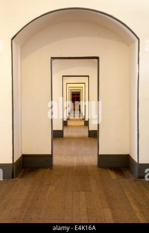 Korridor in den Quartalen Offiziere in Fort Point San Francisco Kalifornien, USA Stockfoto