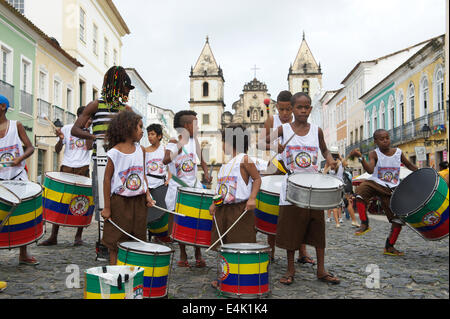 SALVADOR, Brasilien - 15. Oktober 2013: Junge Brasilianer stehen Trommeln in einer Gruppe in das historische Zentrum Pelourinho. Stockfoto