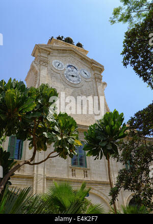 Uhrturm neben Zeughaus Großmeisterpalast in Valletta, Malta Stockfoto