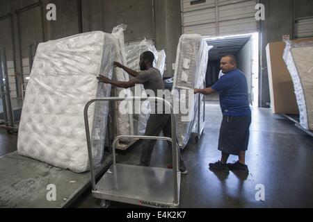 Los Angeles, Kalifornien, USA. 23. Juni 2014. Mitarbeiter der Sit'nSleep. © Ringo Chiu/ZUMA Draht/Alamy Live-Nachrichten Stockfoto