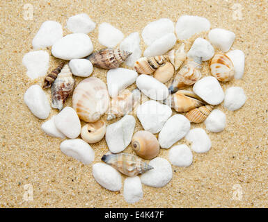 Herz mit Muscheln gemacht. Herzform auf sand Stockfoto