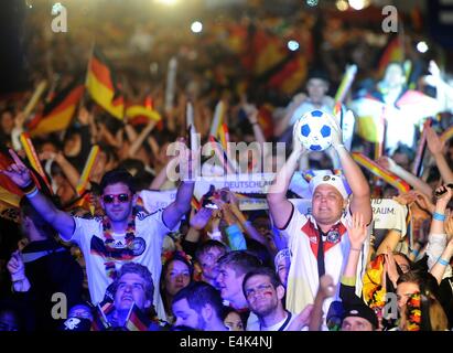 Berlin, Deutschland. 13. Juli 2014. Fans feiern Deutschlands 1: 0-Sieg bei der FIFA World Cup 2014 Finale Match zwischen Deutschland und Argentinien in der Fanmeile am Brandenburger Tor in Berlin, Deutschland, 13. Juli 2014. Foto: Britta Pedersen/Dpa/Alamy Live News Stockfoto