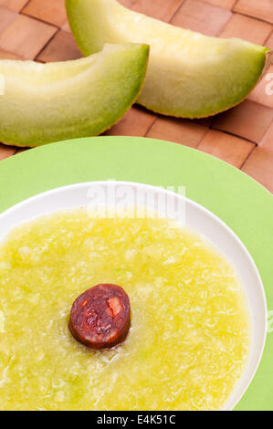 Kalte Suppe mit Melone und chorizo Stockfoto