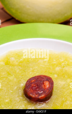 Chorizo in einer kalten Galia Melone Suppe Stockfoto
