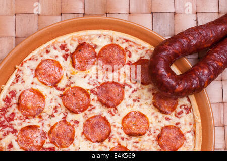 Pizza mit Chorizo-salami Stockfoto