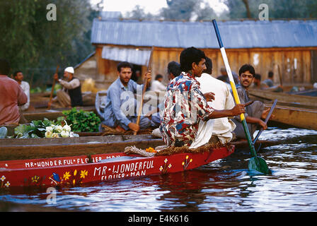 Kashmiri Blume Mann auf seinem wunderbaren Shikara-Boot auf dem schwimmenden Markt Stockfoto