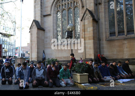 Sydney, NSW, Australien. 13. Juli 2014. Muslime beten während des Fastenmonats Ramadan vor St. Andrews Kathedrale neben Sydney Town Hall am Ende der Rallye und marschieren zur Unterstützung Palästinas. Copyright Credit: 2014 Richard Milnes/Alamy Live-Nachrichten Stockfoto