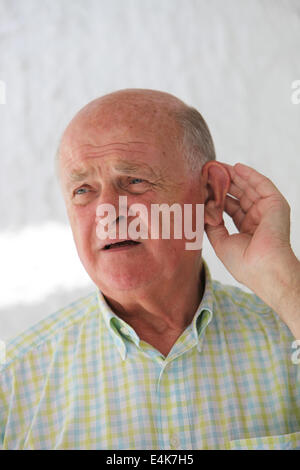 Älterer Mann schwerhörig Stockfoto