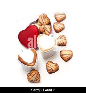 Creme Cookies auf rotes Herz Metallbox in Herzform Stockfoto