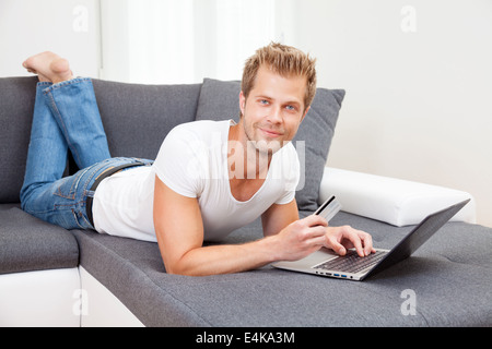 Bequem von zu Hause aus einkaufen Stockfoto