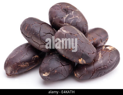 Kakaobohnen auf weißem Hintergrund. Stockfoto